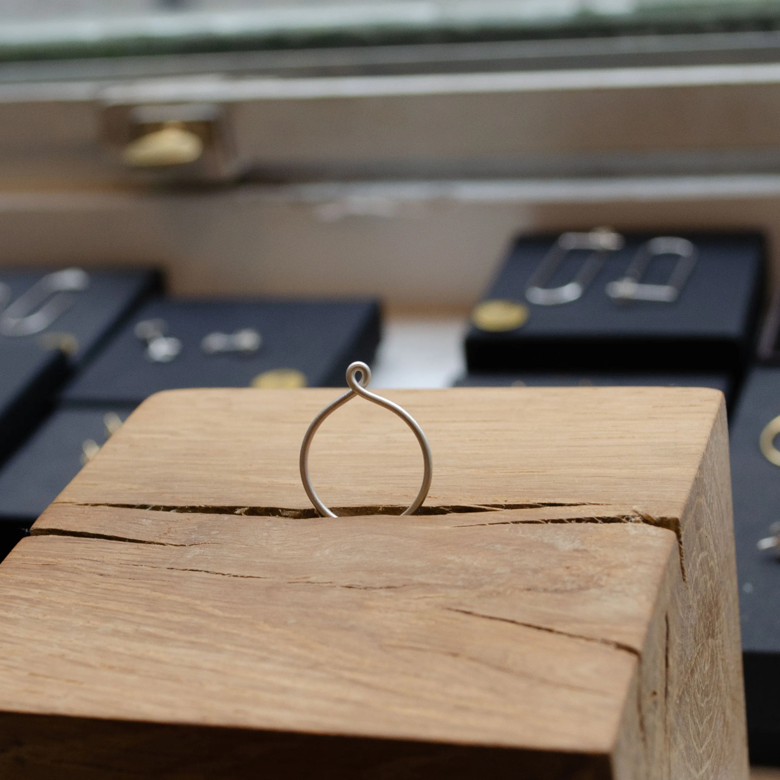 Minimalist twisted ring N°8