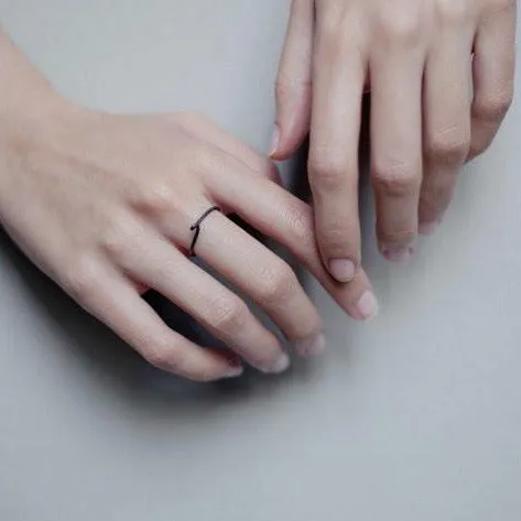Minimalist twisted ring N°8