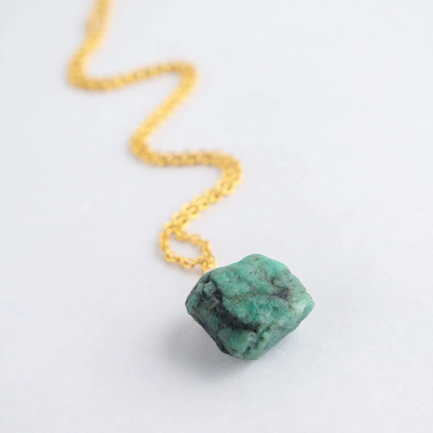 Thecraftman Natural Raw Green Emerald Gemstones Pendant Necklace, Handmade Dainty Necklace, AAA Quality Rough Stones, Chakra Healing Crystals, Adjustable Gold Plated Chain 18inch, Gift for Women