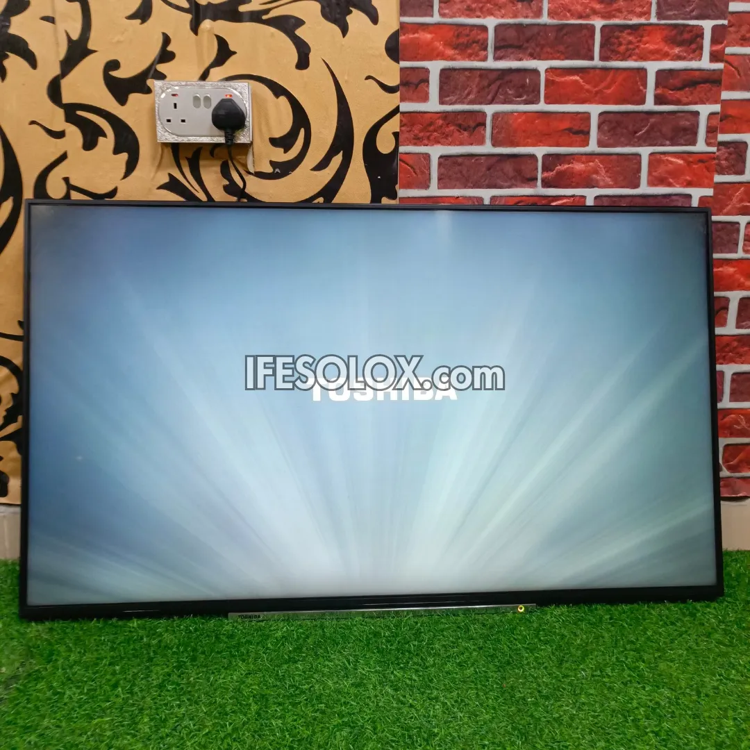 TOSHIBA 49 Inch Smart 4K UHD LED TV (Built-in WiFi, Screen Mirroring) - London Used