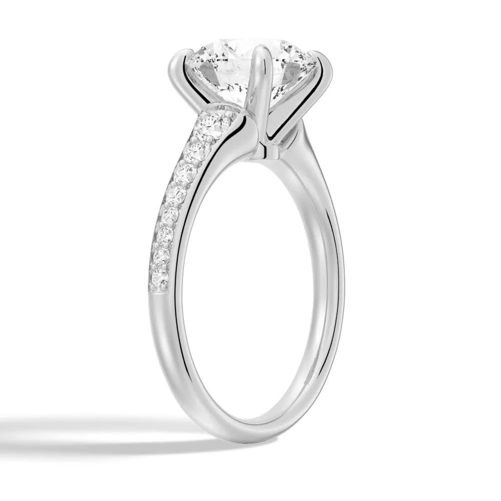 Vintage Round Cut Moissanite Engagement Ring With Graduated Band