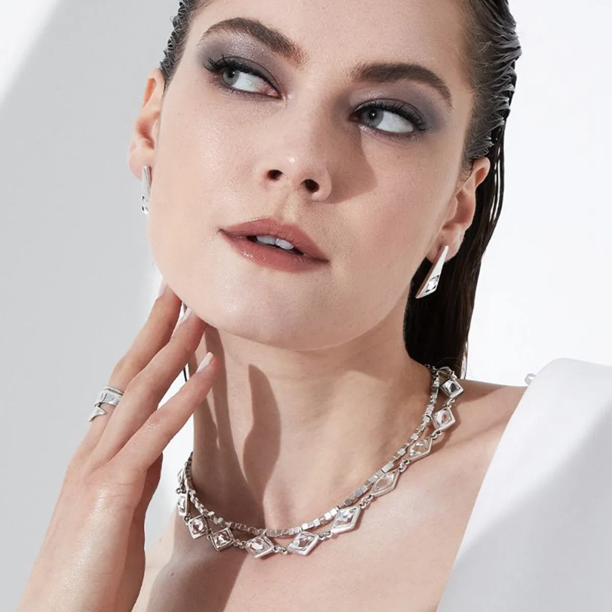 WHITE MAGIC NECKLACE